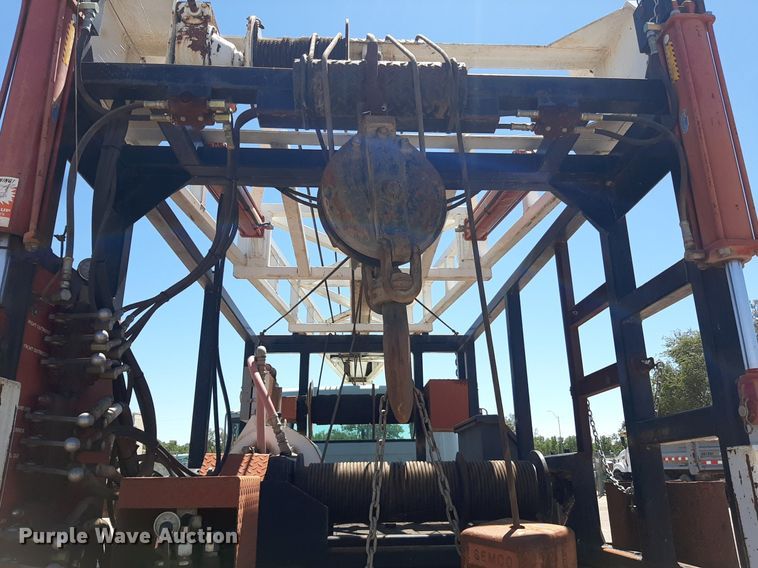 image for item NH9392 1984 International  1724 crane truck