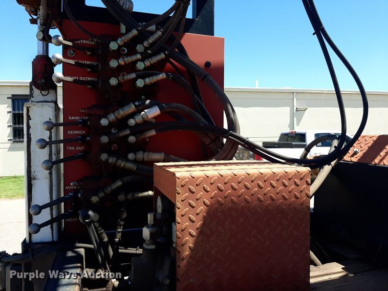 image for item NH9392 1984 International  1724 crane truck