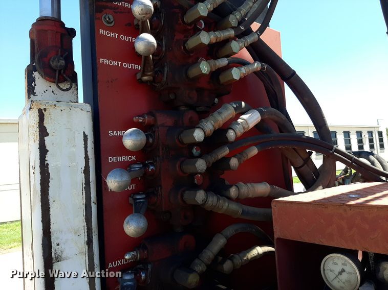 image for item NH9392 1984 International  1724 crane truck