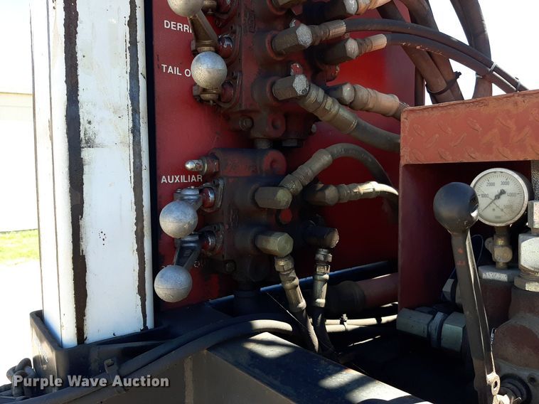 image for item NH9392 1984 International  1724 crane truck