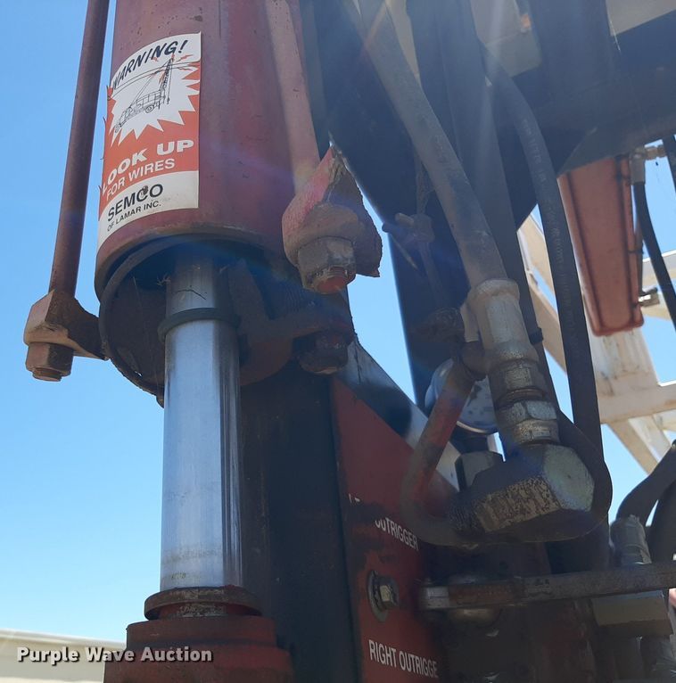 image for item NH9392 1984 International  1724 crane truck