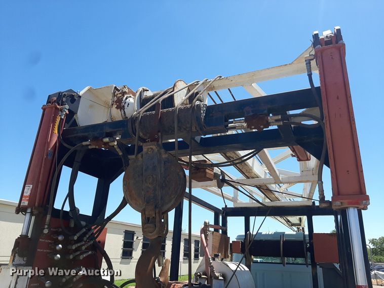 image for item NH9392 1984 International  1724 crane truck