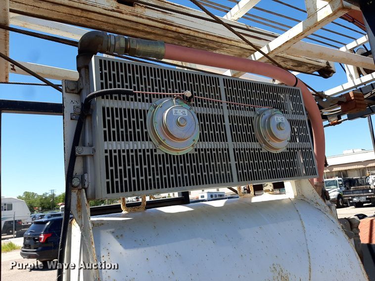 image for item NH9392 1984 International  1724 crane truck