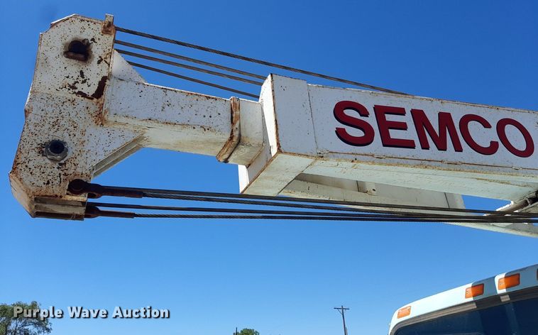 image for item NH9392 1984 International  1724 crane truck