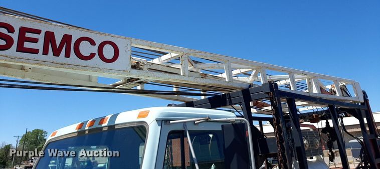 image for item NH9392 1984 International  1724 crane truck