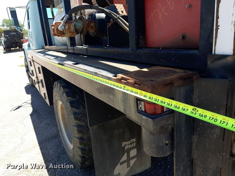 image for item NH9392 1984 International  1724 crane truck