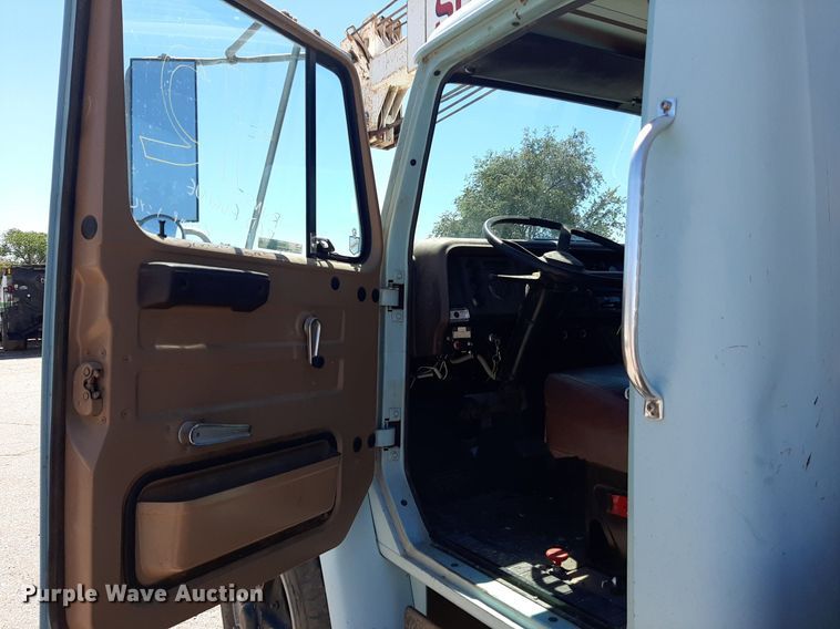 image for item NH9392 1984 International  1724 crane truck