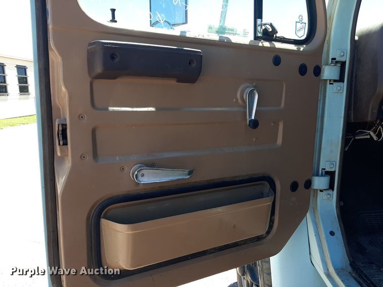 image for item NH9392 1984 International  1724 crane truck