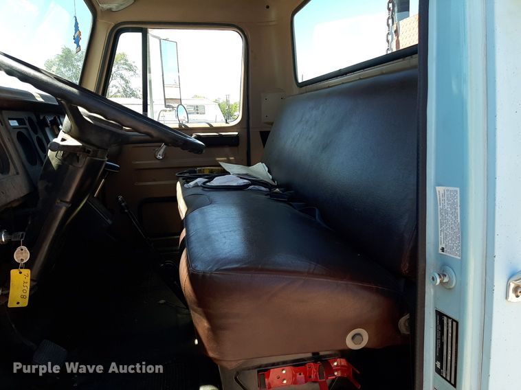 image for item NH9392 1984 International  1724 crane truck