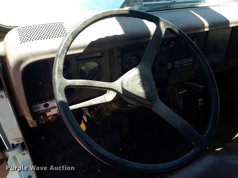 image for item NH9392 1984 International  1724 crane truck