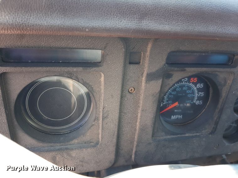 image for item NH9392 1984 International  1724 crane truck