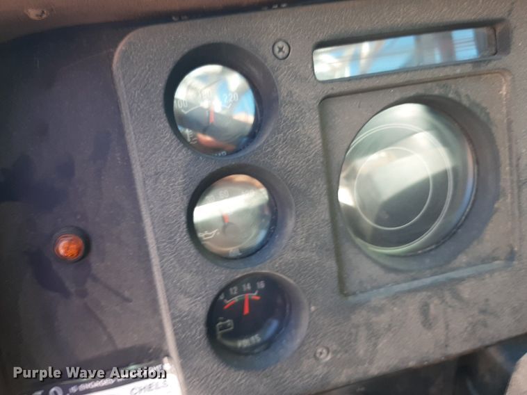 image for item NH9392 1984 International  1724 crane truck