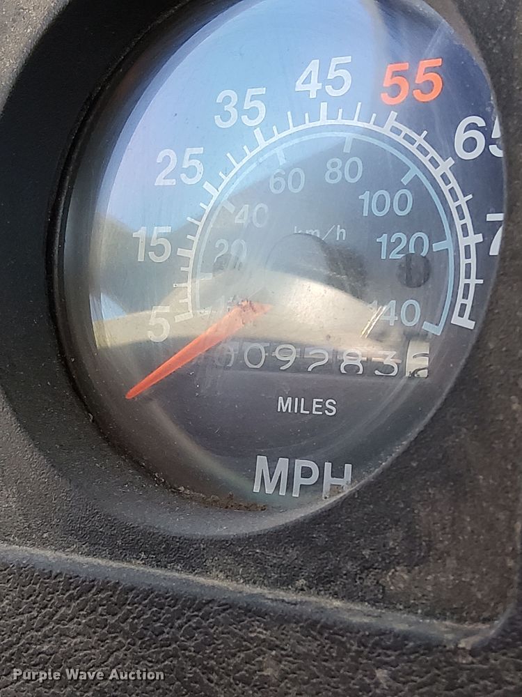 image for item NH9392 1984 International  1724 crane truck