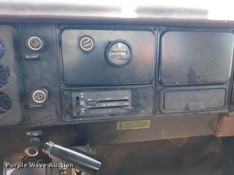 image for item NH9392 1984 International  1724 crane truck