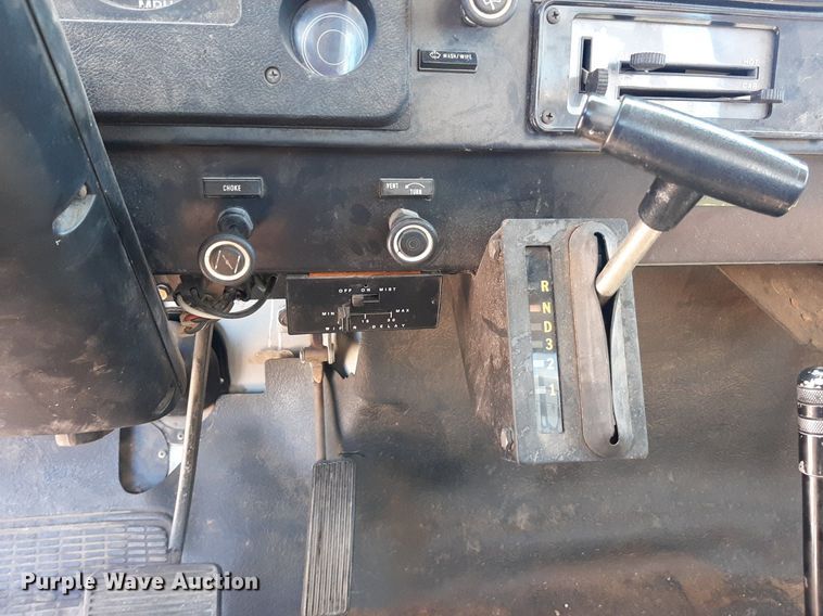 image for item NH9392 1984 International  1724 crane truck