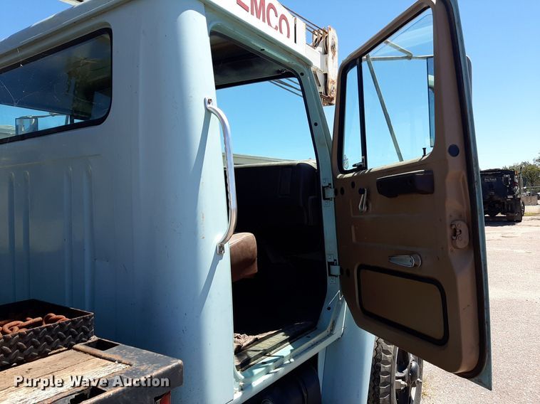 image for item NH9392 1984 International  1724 crane truck