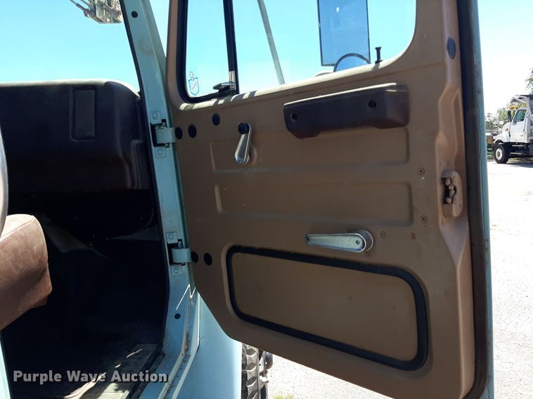 image for item NH9392 1984 International  1724 crane truck