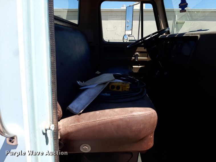 image for item NH9392 1984 International  1724 crane truck