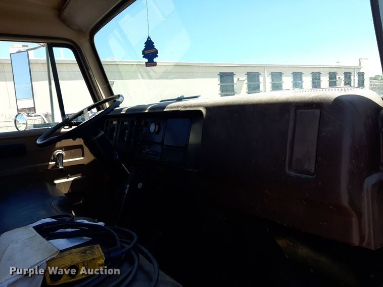 image for item NH9392 1984 International  1724 crane truck