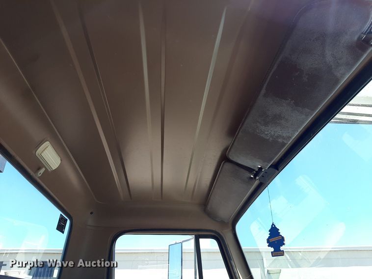 image for item NH9392 1984 International  1724 crane truck