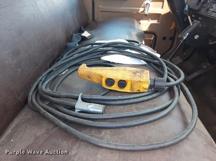 image for item NH9392 1984 International  1724 crane truck