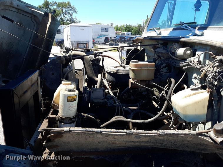 image for item NH9392 1984 International  1724 crane truck