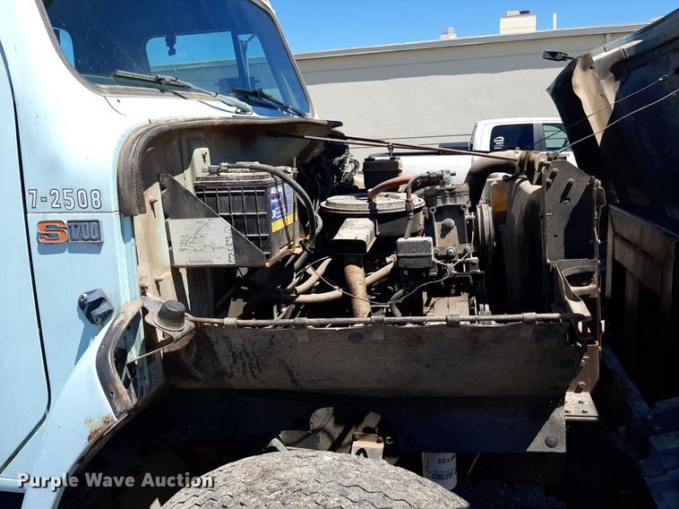 image for item NH9392 1984 International  1724 crane truck