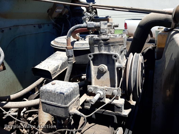 image for item NH9392 1984 International  1724 crane truck