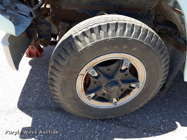 image for item NH9392 1984 International  1724 crane truck