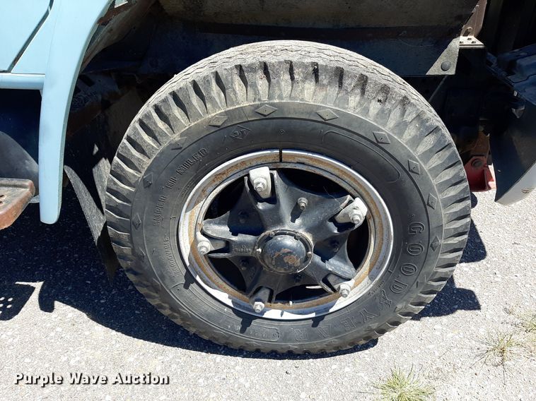 image for item NH9392 1984 International  1724 crane truck