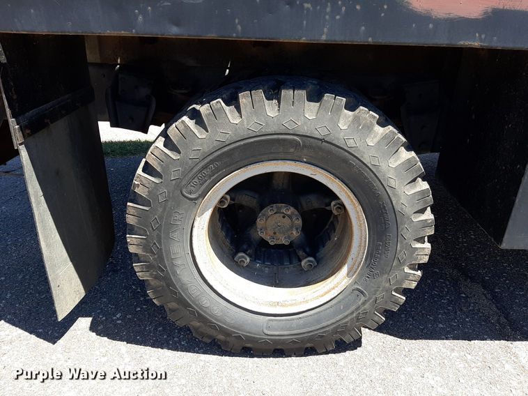 image for item NH9392 1984 International  1724 crane truck