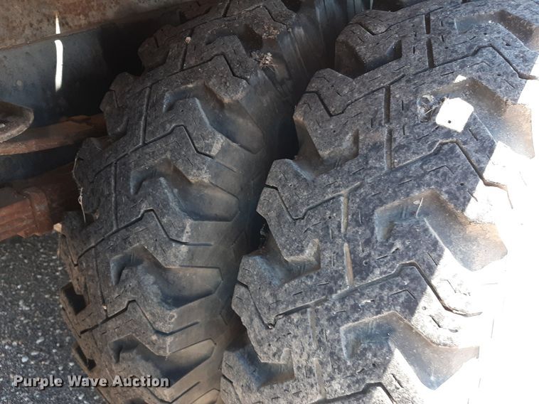 image for item NH9392 1984 International  1724 crane truck