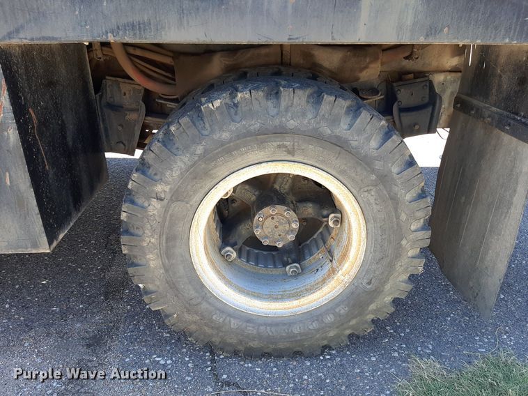 image for item NH9392 1984 International  1724 crane truck