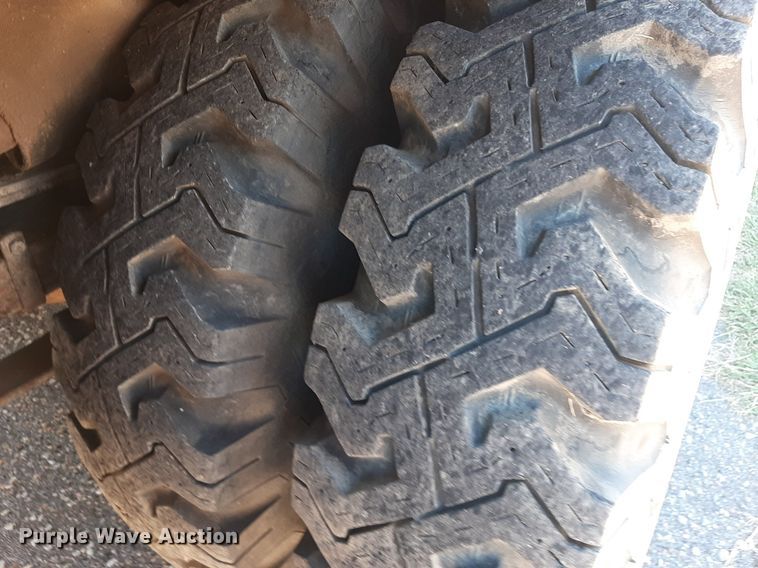 image for item NH9392 1984 International  1724 crane truck