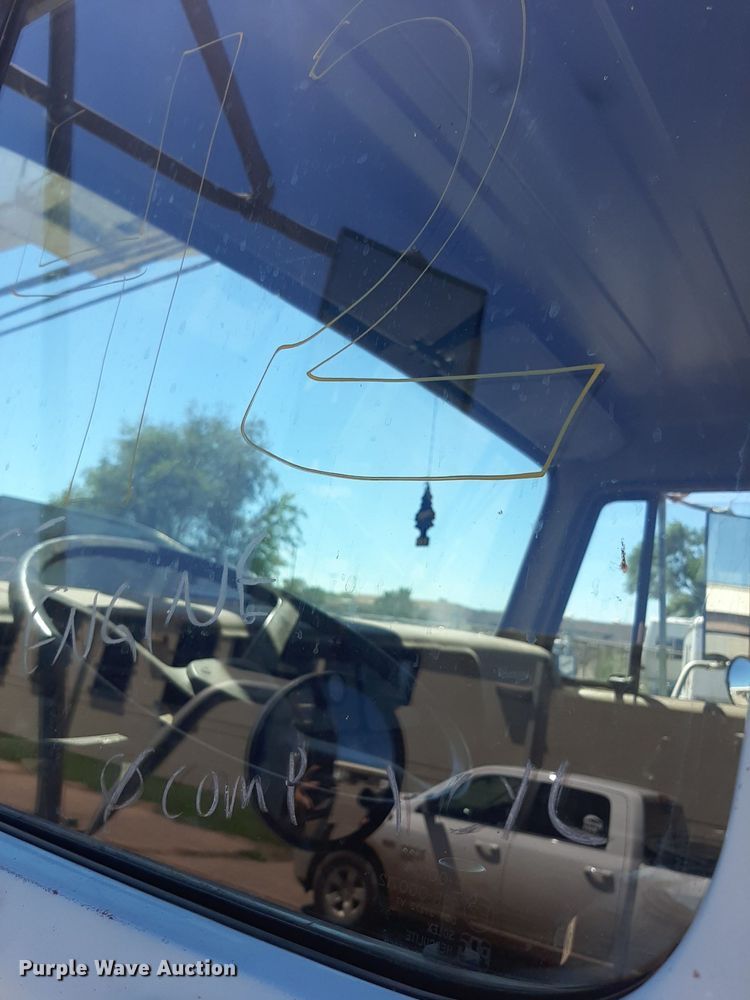 image for item NH9392 1984 International  1724 crane truck