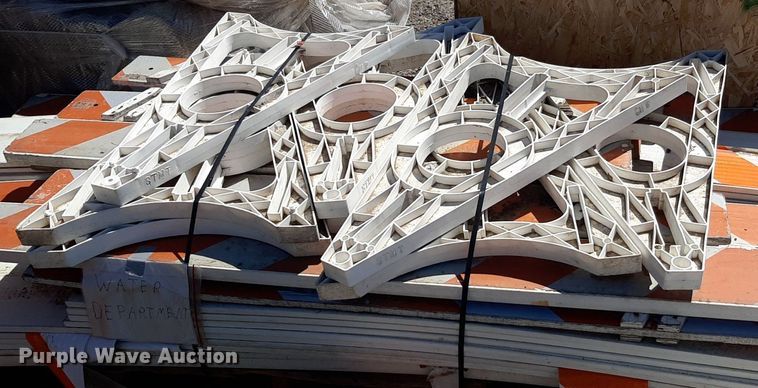 image for item NH9417 Road barricades