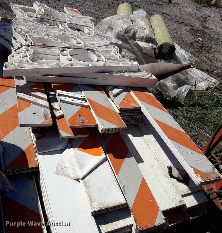 image for item NH9417 Road barricades