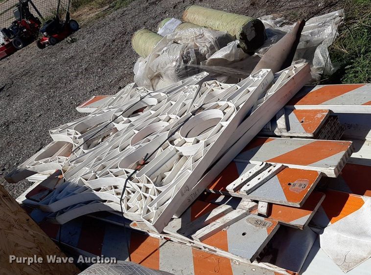 image for item NH9417 Road barricades