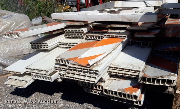 image for item NH9417 Road barricades