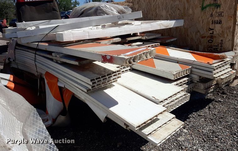 image for item NH9417 Road barricades