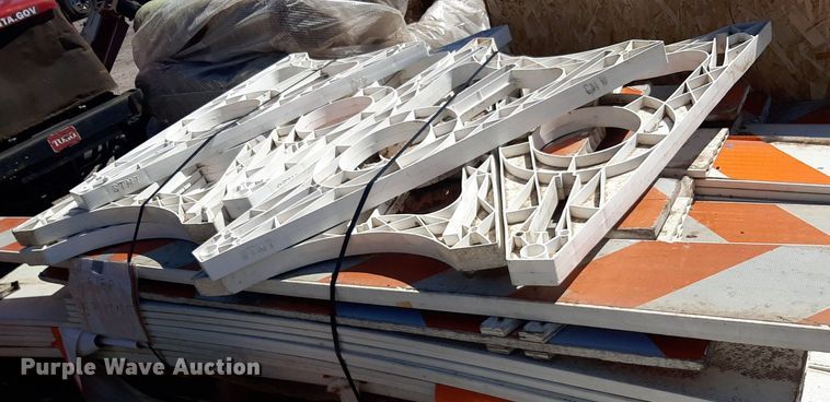 image for item NH9417 Road barricades