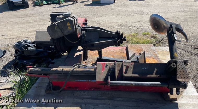 image for item NH9427 2012 CEMB SM56TXL tire changer