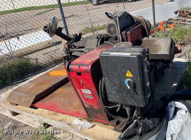 image for item NH9427 2012 CEMB SM56TXL tire changer