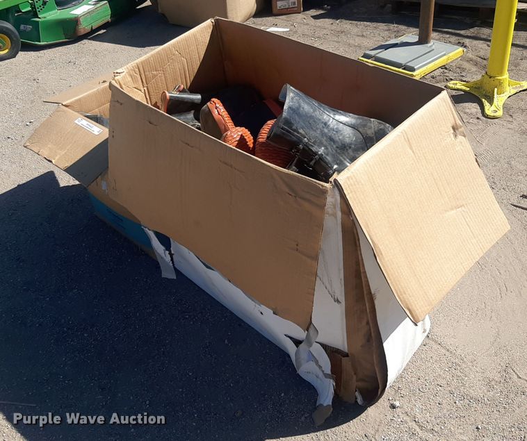 image for item NH9428 (22) pairs of rubber boots