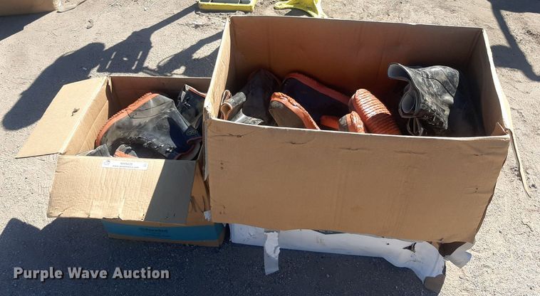 image for item NH9428 (22) pairs of rubber boots