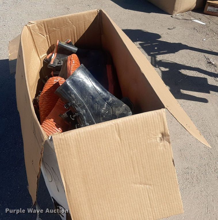 image for item NH9428 (22) pairs of rubber boots