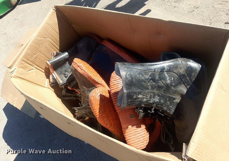 image for item NH9428 (22) pairs of rubber boots