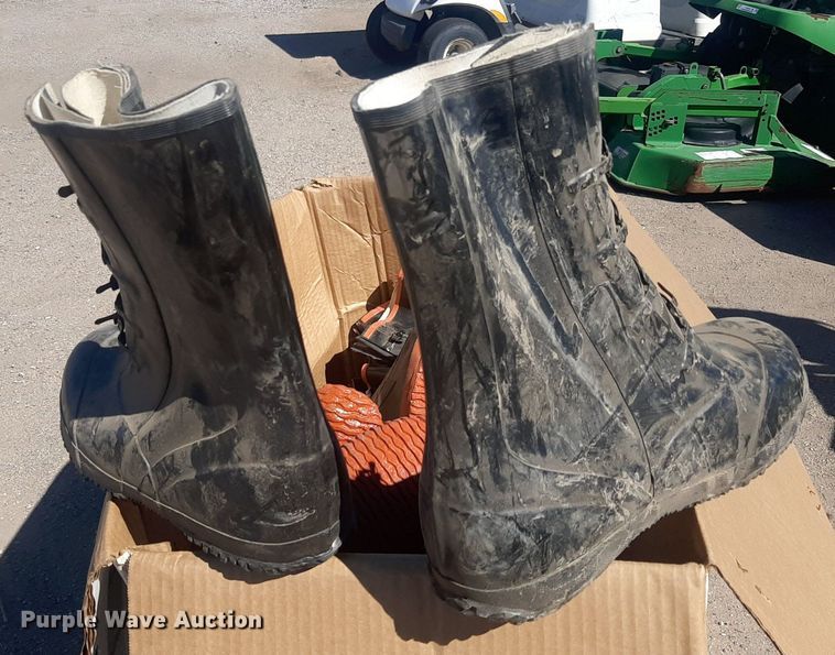 image for item NH9428 (22) pairs of rubber boots