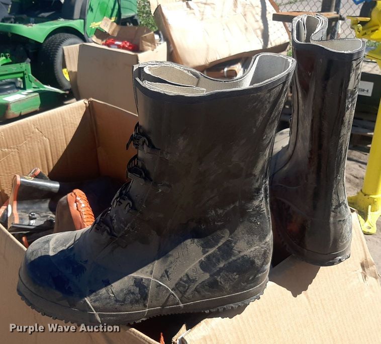 image for item NH9428 (22) pairs of rubber boots