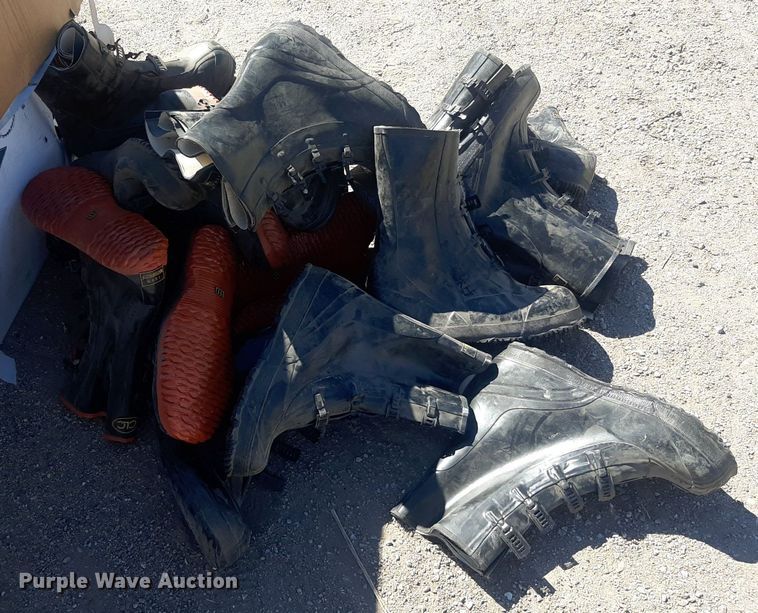 image for item NH9428 (22) pairs of rubber boots